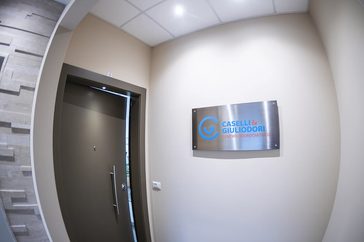 Vista dell'ingresso 
                    del centro odontoiatrico, con un design moderno e accogliente.