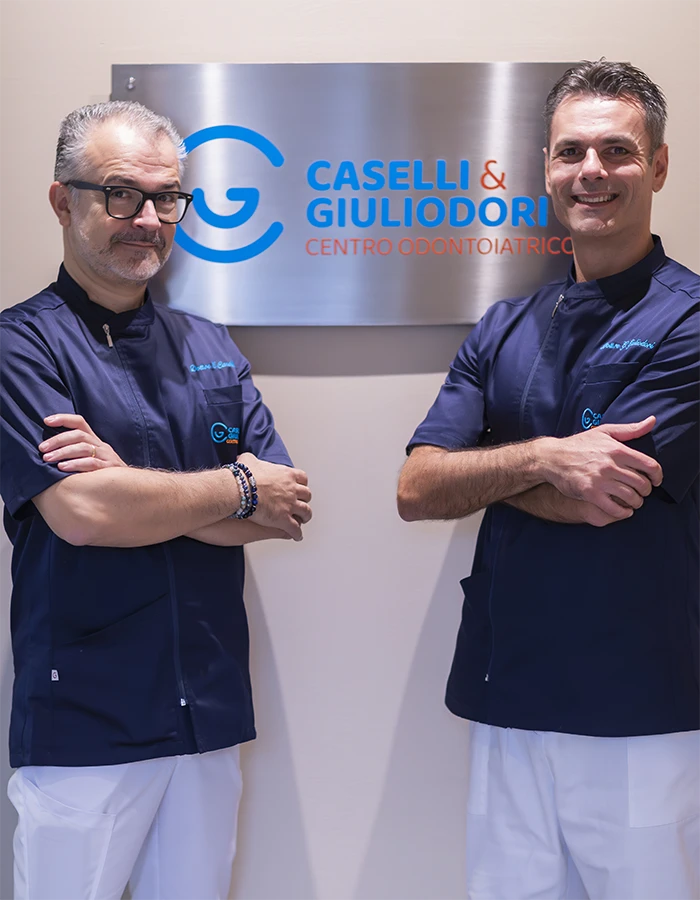 I due dottori Caselli e Giuliodori nel loro studio dentistico