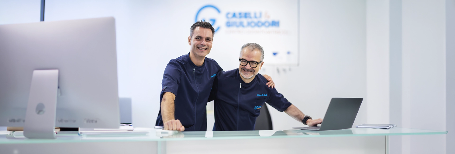 i dottori Caselli e Giuliodori nel loro studio dentistico
