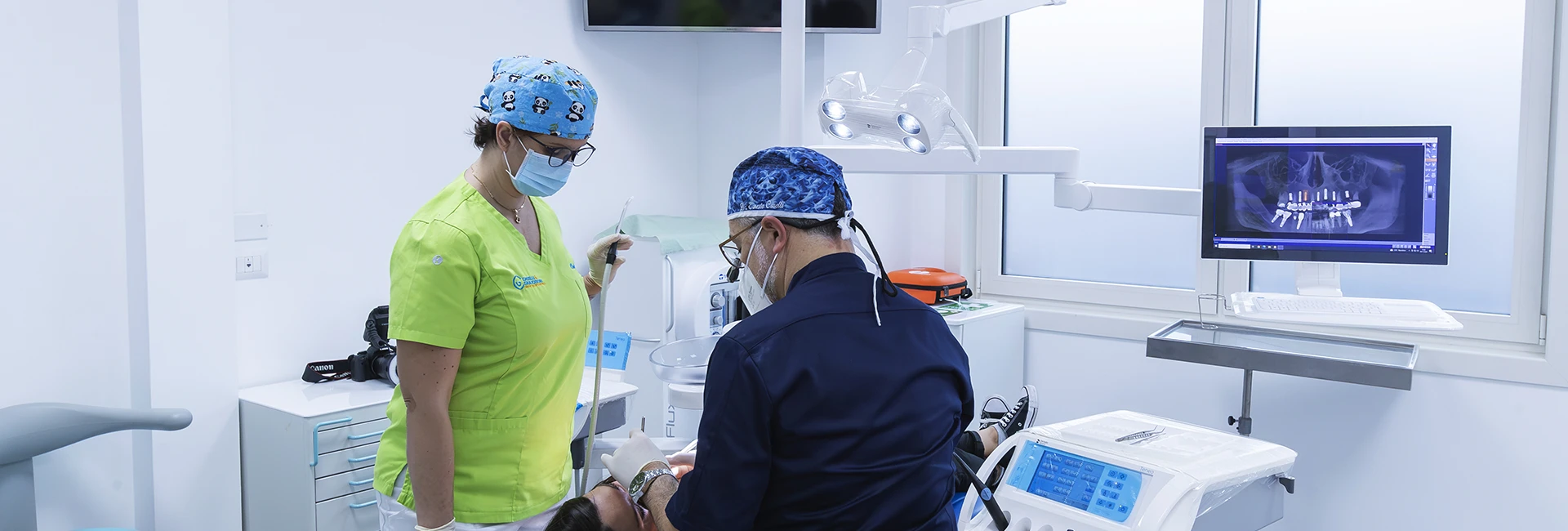 il dottor Caselli nel suo studio dentistico