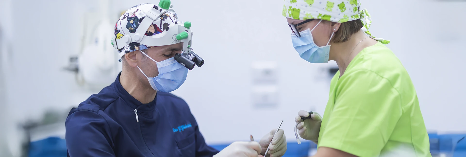 il dottor Giuliodori nel suo studio dentistico