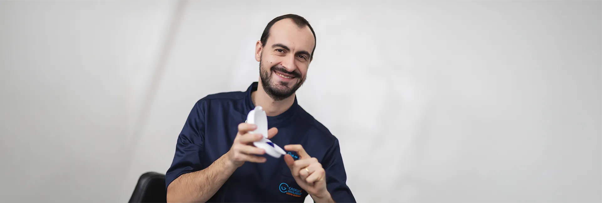 il dottor Martinelli nel suo studio dentistico