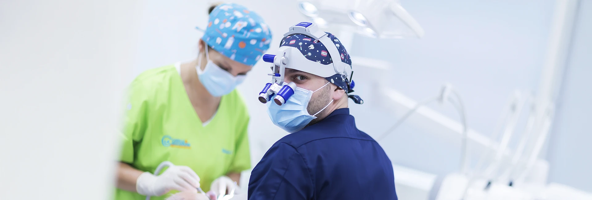 il dottor Moreschi nel suo studio dentistico