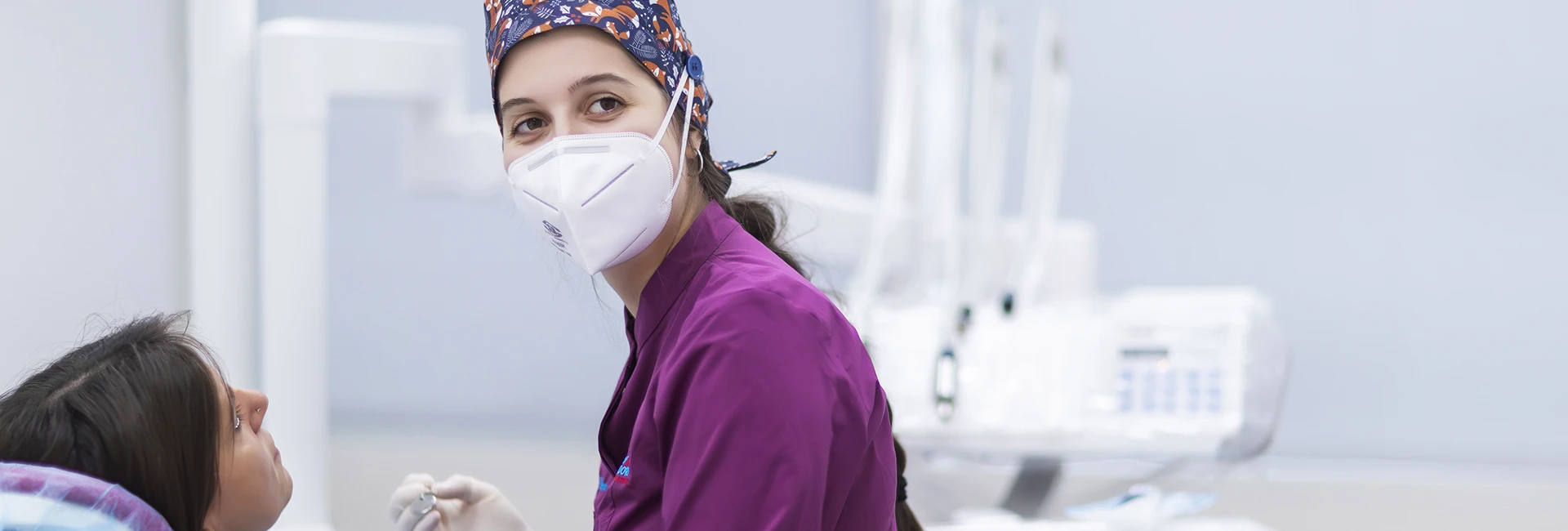 la dottoressa Tana nel suo studio dentistico