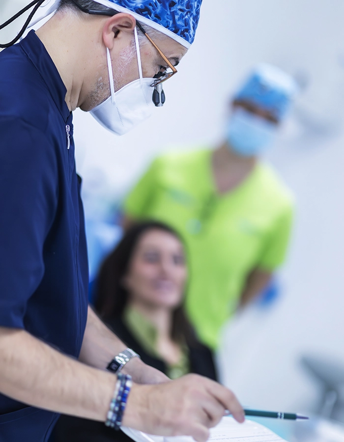 Una paziente ed il medico dentista del Centro Odontoiatrico Caselli&Giuliodori,
                        durante una seduta dentistica.