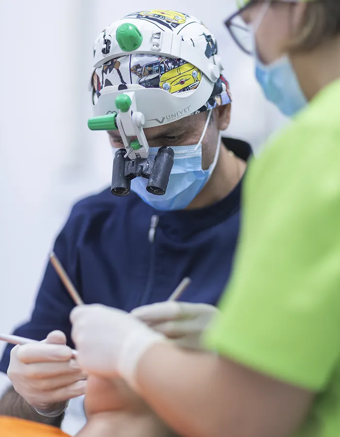 Una paziente del Centro Odontoiatrico Caselli&Giuliodori, riceve istruzioni 
                        dettagliate dal medico dentista, sullo sfondo anche l'assistente.
