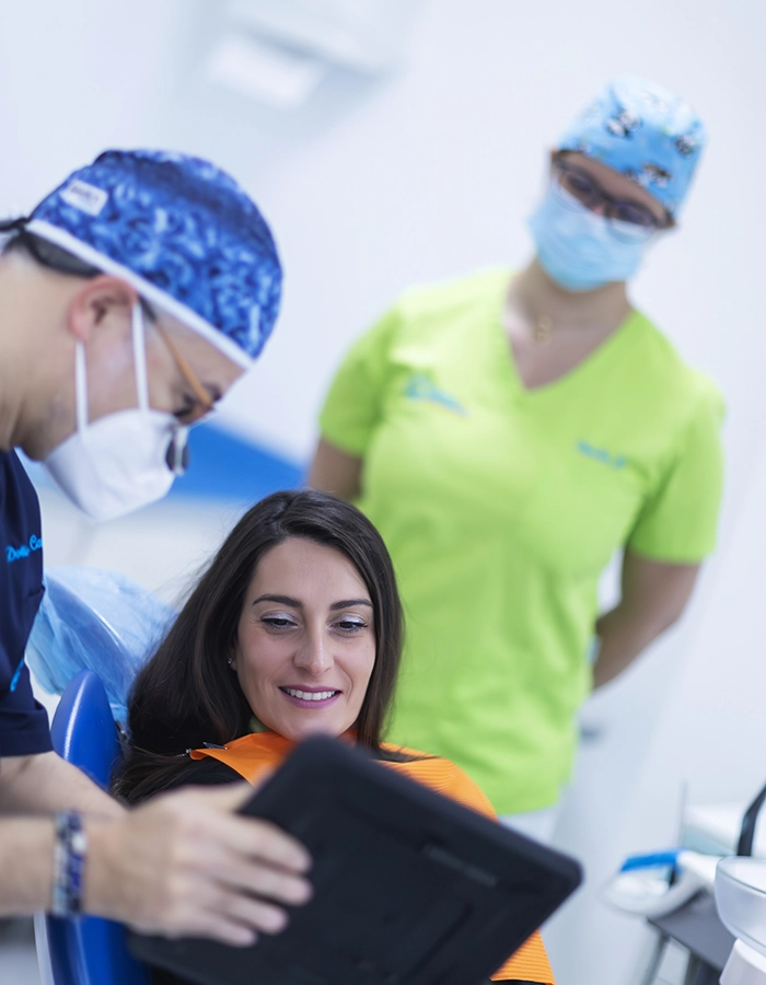 Alessandra, segretaria del Centro Odontoiatrico Caselli&Giuliodori,
                        consegna un messaggio di promemoria per il prossimo appuntamento ad una paziente.