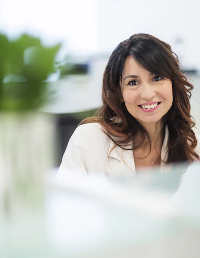 Segretaria dello studio dentistico sorridente, fissa un primo appuntamento
                        con una paziente del Centro Odontoiatrico Caselli&Giuliodori