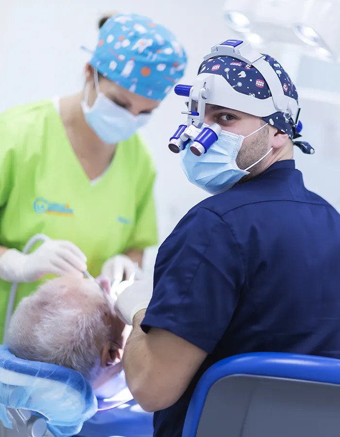 dentista lavora alla ricostruzione del dente