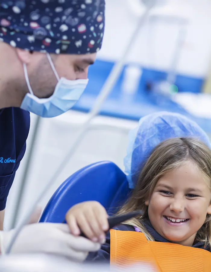 Una bambina durante una seduta di trattamento dentistico al Centro
                         Odontoiatrico Caselli&Giuliodori.