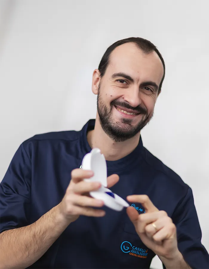 bambina che sorride con denti allineati