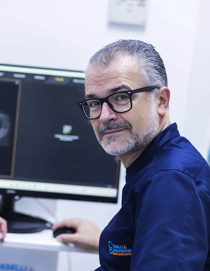 paziente si sottopone
                        ad una seduta dentistica per la prevenzione e cura personalizzata dei problemi di parodontologia